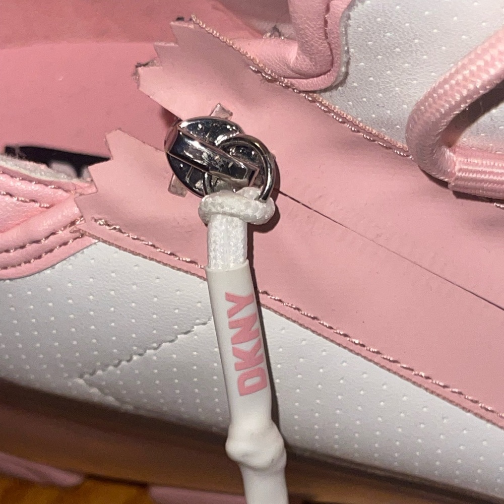 ๐ DKNY WOMAN SNEAKERS. Like new condition - Picture 7 of 8